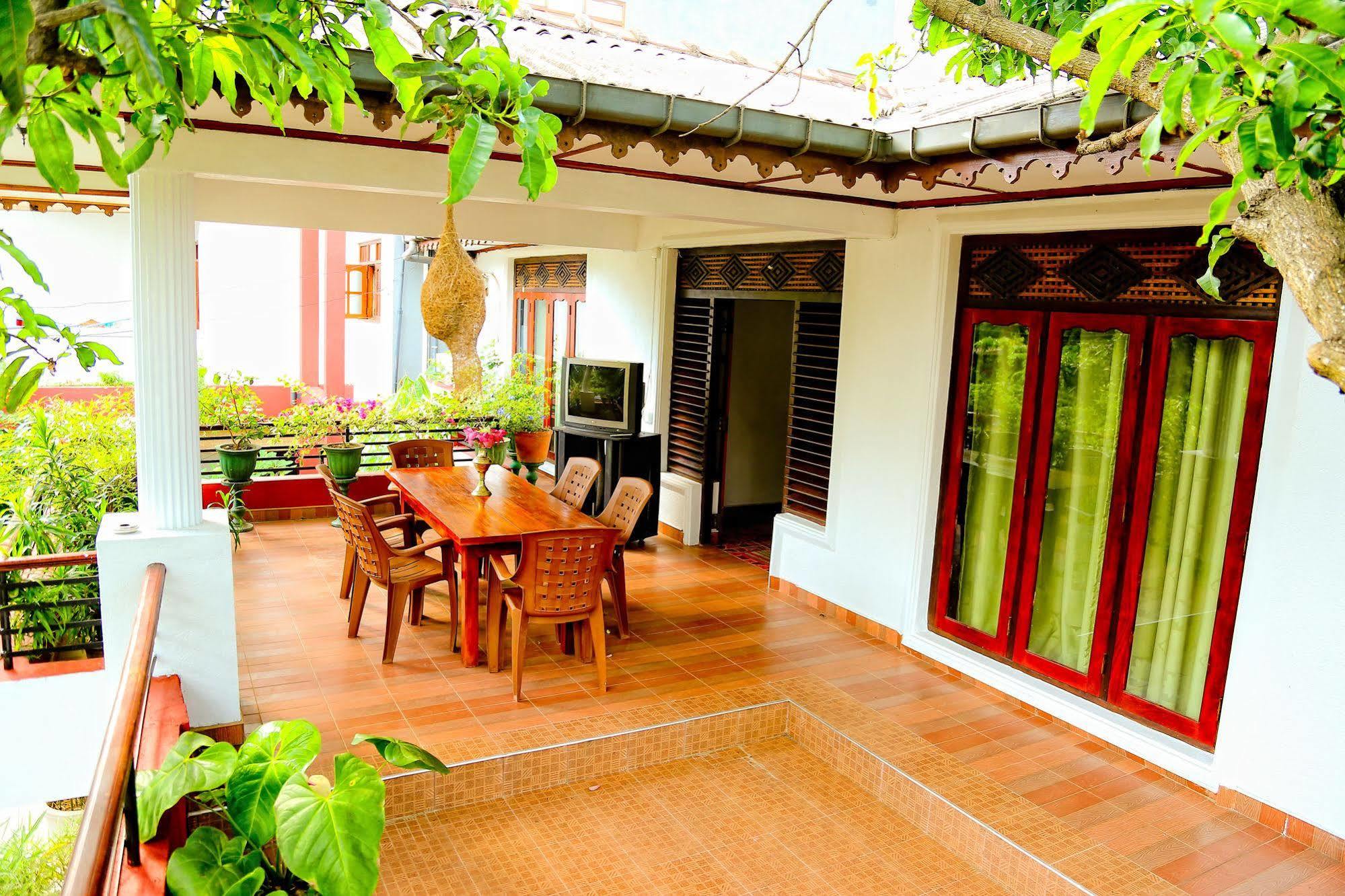 Thilaka City Hotel Anuradhapura Exterior photo